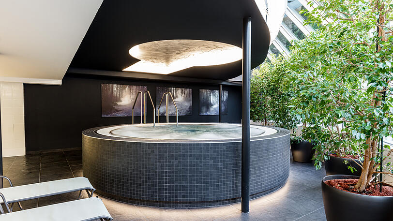 Schwimmen und erholen im Wellness-Bereich des Warmbaderhofs.