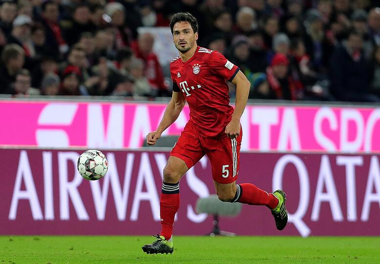MATS HUMMELS, NOTE 2: Nach zwei Spielen Pause infolge eines grippalen Infekts wieder zurück in der Startelf. Kandidat eins der von Bundestrainer Löw Aussortierten. Für den Innenverteidiger rückte Süle auf die Bank. Bekam für seine guten Tacklings und cleveren Ballgewinne immer wieder Extra-Szenenapplaus. Erzielte kurz vor der Pause beinahe das 3:0.