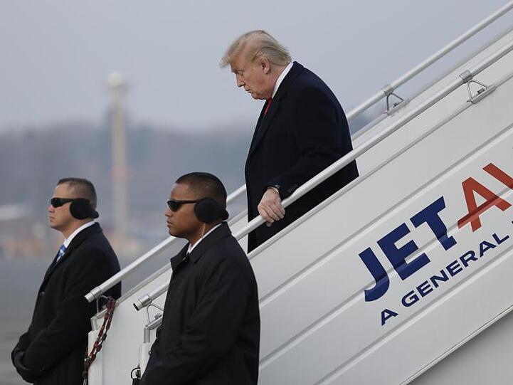 Donald Trump verlässt am Flughafen Zürich die Air Force One.