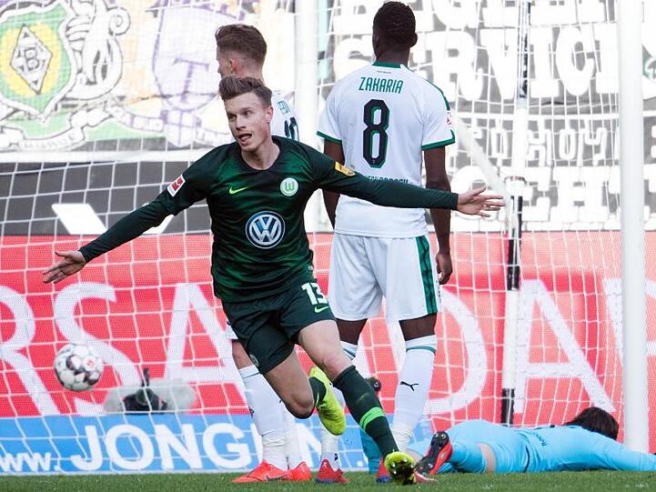 Der Wolfsburger Yannick Gerhardt dreht jubelnd nach seinem Tor zum 1:0 ab.