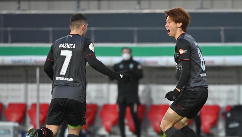 Bremens Torschütze Yuya Osako feiert mit Milot Rashica (l) das Tor zum 1:0 gegen Jahn Regensburg.