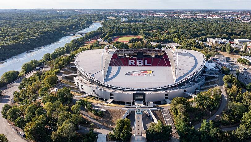 Blick auf die Red Bull Arena Leipzig.