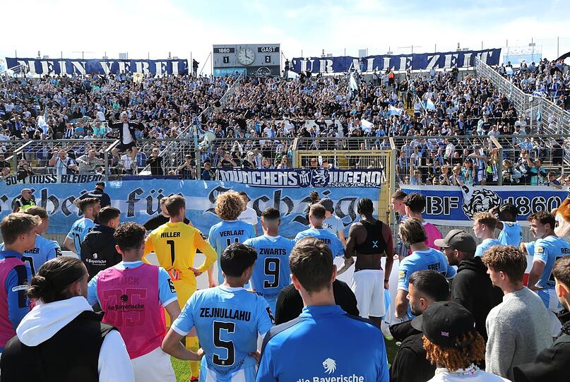 Ratlose Löwen vor frustrierten Fans in der Westkurve: Laut Torhüter Hiller "brennt der Baum" beim TSV 1860.