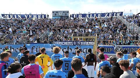 Ratlose Löwen vor frustrierten Fans in der Westkurve: Laut Torhüter Hiller "brennt der Baum" beim TSV 1860.