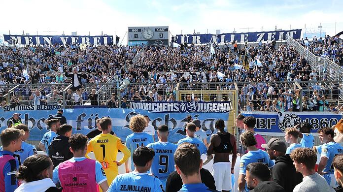 Ratlose Löwen vor frustrierten Fans in der Westkurve: Laut Torhüter Hiller "brennt der Baum" beim TSV 1860.