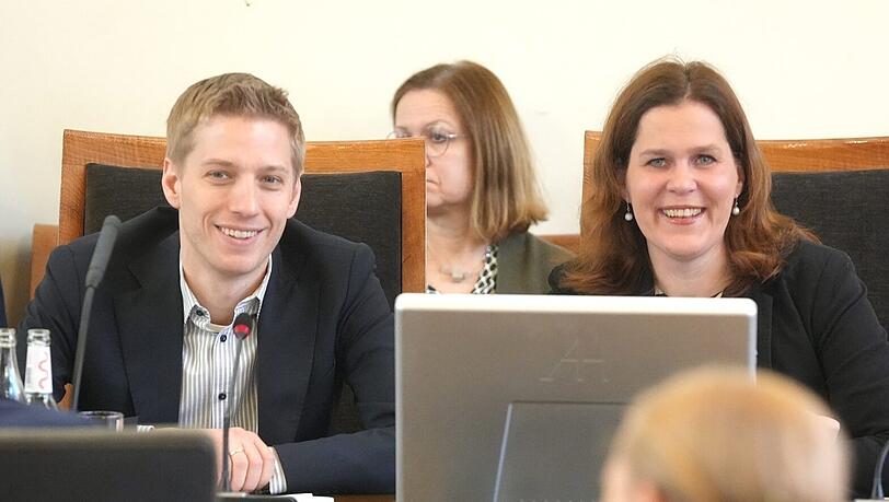 Seine erste Vollversammlung als noch nicht ganz OB: Dominik Krause leitet hier noch als Zweiter Bürgermeister die Vollversammlung. Neben ihm: Bürgermeisterin Verena Dietl (SPD). Seine erste Vollversammlung als noch nicht ganz OB: Dominik Krause leitet hier noch als Zweiter Bürgermeister die Vollversammlung. Neben ihm: Bürgermeisterin Verena Dietl (SPD).