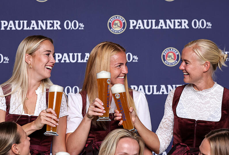 Die Stars des FC Bayern beim alljährlichen Lederhosen-Shooting von Paulaner. Die Stars des FC Bayern beim alljährlichen Lederhosen-Shooting von Paulaner.