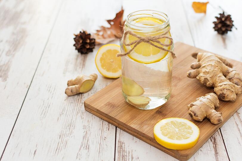 Häufig wird Hunger mit Durst verwechselt. Bevor Sie also zum in den Kühlschrank greifen, trinken Sie erstmal ein Glas Wasser. Am besten sorgen Sie schon vorher vor und nehmen pro Tag mindestens 1,5 Liter Flüssigkeit zu sich - idealerweise Mineralwasser oder ungesüßte Tees. Wenn Sie frischen Ingwer hinzufügen, unterstützt das die Verdauung und hilft gleichzeitig, den Appetit zu zügeln. Häufig wird Hunger mit Durst verwechselt. Bevor Sie also zum in den Kühlschrank greifen, trinken Sie erstmal ein Glas Wasser. Am besten sorgen Sie schon vorher vor und nehmen pro Tag mindestens 1,5 Liter Flüssigkeit zu sich - idealerweise Mineralwasser oder ungesüßte Tees. Wenn Sie frischen Ingwer hinzufügen, unterstützt das die Verdauung und hilft gleichzeitig, den Appetit zu zügeln.