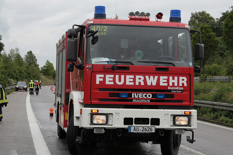 Regennaße Fahrbahn wird einem Mercedesfahrer auf der A94 zum Verhängnis: Beim Überholen eines Lasters verliert er die Kontrolle über sein Auto und schrammt auf einer Länge von cira zehn Metern die Leitplanke entlang. Er wird leicht verletzt, sein Wagen jedoch ist ein Totalschaden.