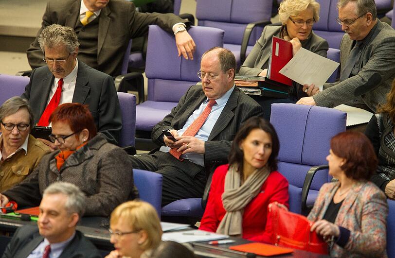 Während der Bundestag über Mali redet, widmet sich Steinbrück seinem Mobiltelefon &ndash; vermutlich verfolgt er eine andere Debatte.