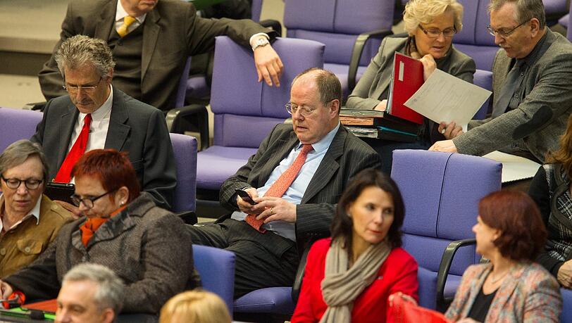 Während der Bundestag über Mali redet, widmet sich Steinbrück seinem Mobiltelefon – vermutlich verfolgt er eine andere Debatte. Während der Bundestag über Mali redet, widmet sich Steinbrück seinem Mobiltelefon – vermutlich verfolgt er eine andere Debatte.