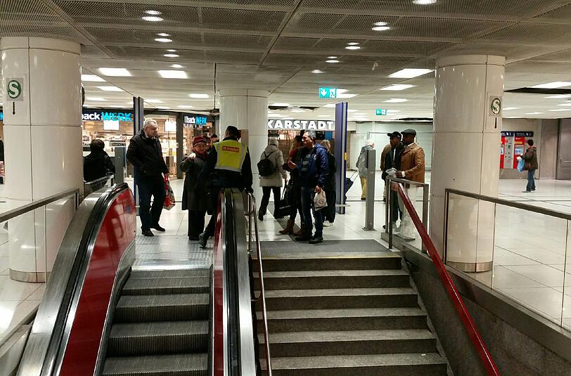 DB-Mitarbeiter riegelten den Zugang zur S-Bahn am Hauptbahnhof ab. (Archivbild)