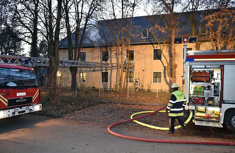 Die Feuerwehr bekämpfte mit zwei C-Rohren über das Treppenhaus und eine Drehleiter die Flammen.