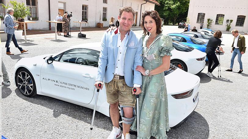 Der Dresscode lautete "Alpine Chic" und einige der Gäste kamen in Tracht. Auch Lola Paltinger mit ihrem Lebensgefährten Andi Meister.