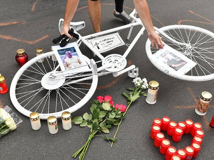Er starb, weil ein Fahrer die Autotür aufriss, ohne auf den Verkehr zu achten: Trauer um einen verstorbenen Radfahrer in Berlin.