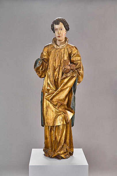 Heiliger Stephanus, Tirol, 2. Hälfte 15. Jh. Lindenholz mit Resten alter Vergoldung und Fassung, H 126 cm, Dr. Schmitz Avila & Söhne, Stand 17. Heiliger Stephanus, Tirol, 2. Hälfte 15. Jh. Lindenholz mit Resten alter Vergoldung und Fassung, H 126 cm, Dr. Schmitz Avila & Söhne, Stand 17.
