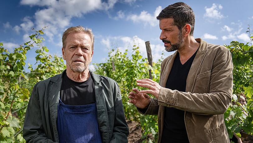 "Kommissar Dupin: Bretonischer Ruhm": Kommissar Dupin (Pasquale Aleardi, r.) befragt den treuen Mitarbeiter Monsieur Marchand (Jürgen Heinrich).