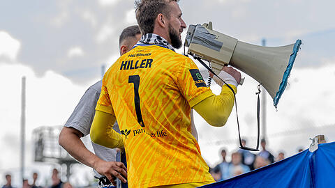 Emotionaler Abschied: Hiller verabschiedet sich mit einem letzten „Humba-Täterä“ von den Fans.