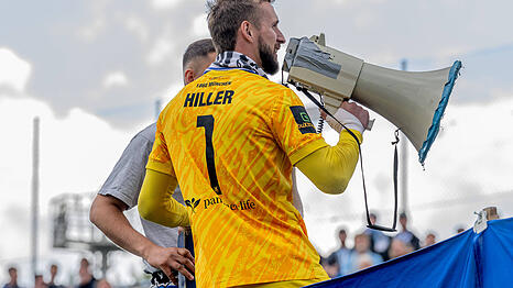 Emotionaler Abschied: Hiller verabschiedet sich mit einem letzten „Humba-Täterä“ von den Fans.