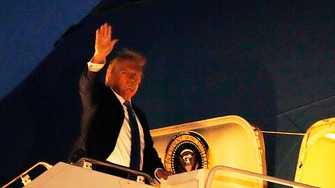 Am späten Montagabend (Ortszeit) stieg Trump an Bord der Air Force One - und teilte dann gegen Macron aus.