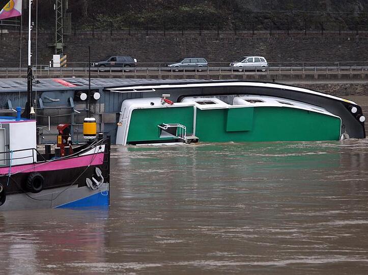 Ein Tankschiff mit rund 2400 Tonnen aggressiver Schwefelsäure an Bord ist nahe des Loreleyfelsens auf dem Rhein gekentert.
