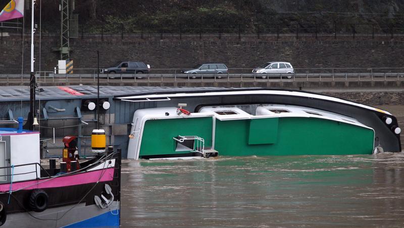 Ein Tankschiff mit rund 2400 Tonnen aggressiver Schwefelsäure an Bord ist nahe des Loreleyfelsens auf dem Rhein gekentert. Ein Tankschiff mit rund 2400 Tonnen aggressiver Schwefelsäure an Bord ist nahe des Loreleyfelsens auf dem Rhein gekentert.