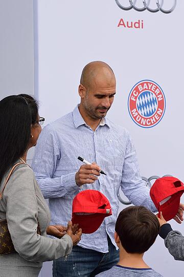 Die Bayern-Stars mit ihren neuen Dienstwagen.