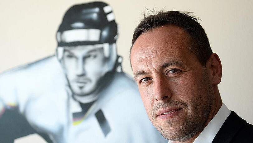 Der neue Eishockey-Bundestrainer stellt den Kader zum Deutschland Cup Anfang November um. Der neue Eishockey-Bundestrainer stellt den Kader zum Deutschland Cup Anfang November um.