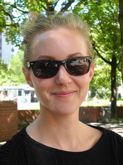 &bdquo;Ein Tag,
dann ist
Schluss&ldquo;
 -   Julie Nivelle (28), Marketing-Mitarbeiterin: &bdquo;Ich gehe einen Tag auf die Wiesn, länger halte ich es eh nicht aus. Ich glaube, dass die Stadt viel für die Sicherheit tut; es gibt ja auch den Zaun und Eingangkontrollen. Wir haben im Freundeskreis darüber gesprochen, aber niemand hat gesagt, dass er gar nicht hingeht. Ein Anschlag auf die Wiesn würde die Stadt ins Herz treffen. &ldquo;
