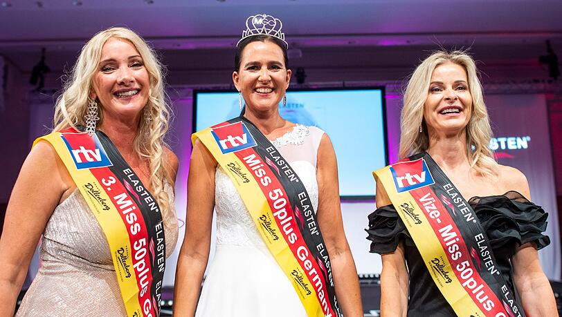 Die drei Erstplatzierten Wenke Oehlandt (2. Platz, l-r), Siegerin Tatjana Jünger und Peggy Beisert (3. Platz) stehen für das Siegerbild auf der Bühne. Die drei Erstplatzierten Wenke Oehlandt (2. Platz, l-r), Siegerin Tatjana Jünger und Peggy Beisert (3. Platz) stehen für das Siegerbild auf der Bühne.