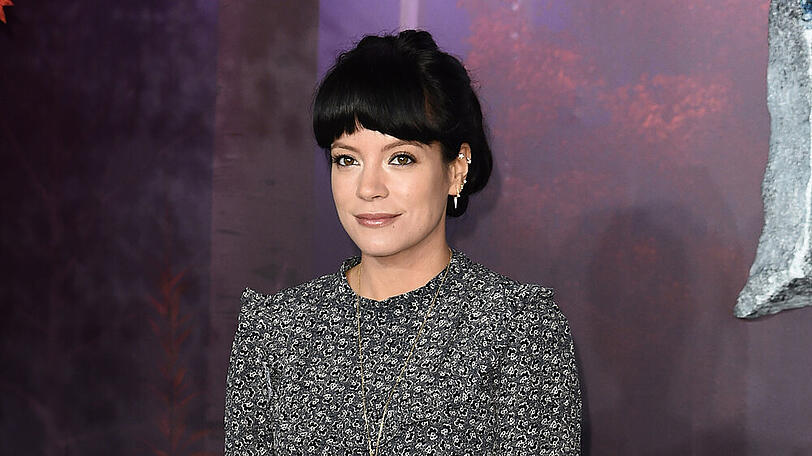 Sängerin Lily Allen gibt ihren Followern Rätsel auf.