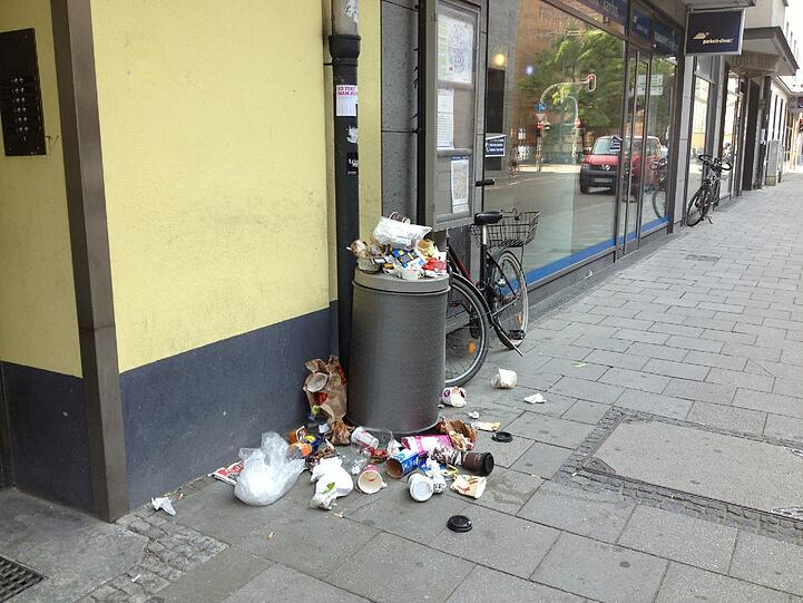 Milchtüten, Eierkartons, Joghurtbecher...hier hat eindeutig jemand seinen Hausmüll entsorgt. Der Abfalleimer quillt über.