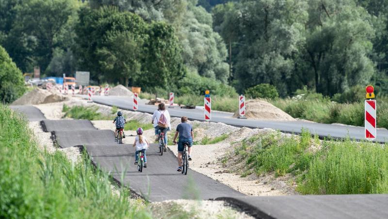 Eine Familie mit zwei Kindern fährt einen als Buckelpiste angelegten Radweg entlang. Foto: Matthias Balk/dpa Eine Familie mit zwei Kindern fährt einen als Buckelpiste angelegten Radweg entlang. Foto: Matthias Balk/dpa