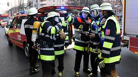 Mit Blick auf die Größe des Gebäudes und den Grad der Verrauchung forderte der Einsatzleiter sofort einen zweiten Löschzug sowie die Freiwillige Feuerwehr an.