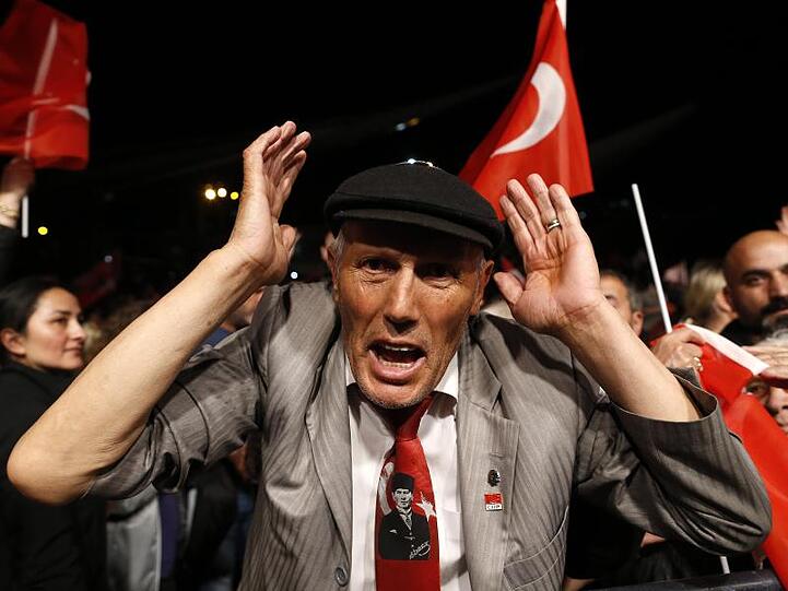 Ein Anhänger der Republikanischen Volkspartei (CHP) während einer Kundgebung in Istanbul.