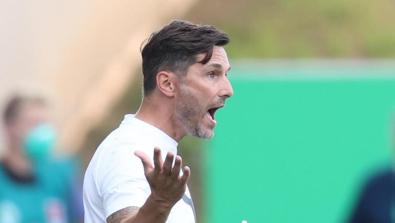 Der Fürther Trainer Stefan Leitl gestikuliert am Spielfeldrand.