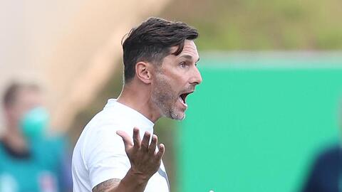 Der Fürther Trainer Stefan Leitl gestikuliert am Spielfeldrand.