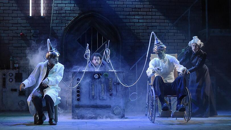 Frankenstein junior (Keith Ramsay, links) will seine Intelligenz auf das Monster (Nic Cain) übertragen, es kommt dann ein wenig anders. Igor (Shaun Chambers) und Frau Blücher (Leanne Pinder) schauen gespannt zu.