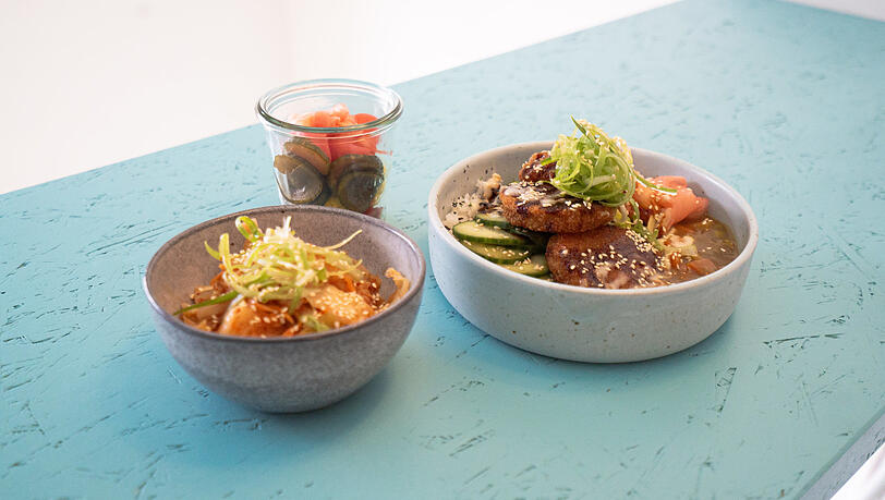 V.l.n.r.: hausgemachtes Kimchi, verschiedene Pickles und Donburi mit frittiertem Kohlrabi. V.l.n.r.: hausgemachtes Kimchi, verschiedene Pickles und Donburi mit frittiertem Kohlrabi.