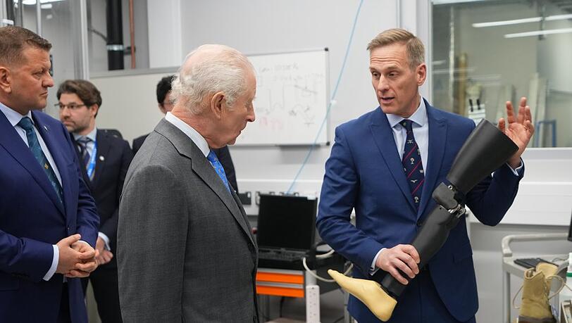 König Charles bei seinem Besuch im Imperial College London.