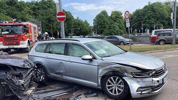 Einsatzkräfte der Feuerwehr München bei einem Verkehrsunfall.