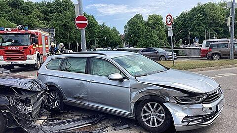 Einsatzkräfte der Feuerwehr München bei einem Verkehrsunfall.