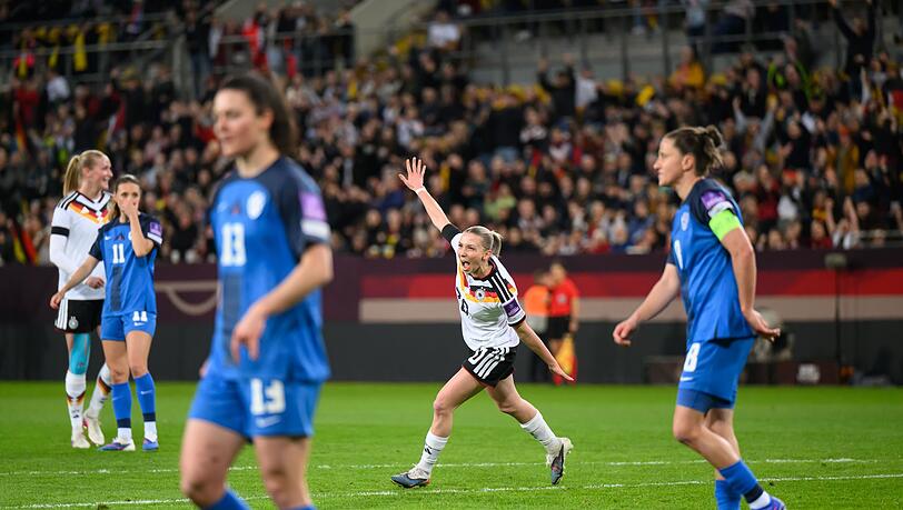Elisa Sen&szlig; dreht nach ihrem Tor jubelnd ab.