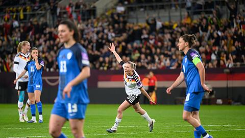 Elisa Sen&szlig; dreht nach ihrem Tor jubelnd ab.