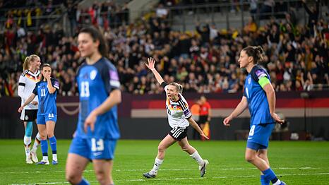 Elisa Sen&szlig; dreht nach ihrem Tor jubelnd ab.