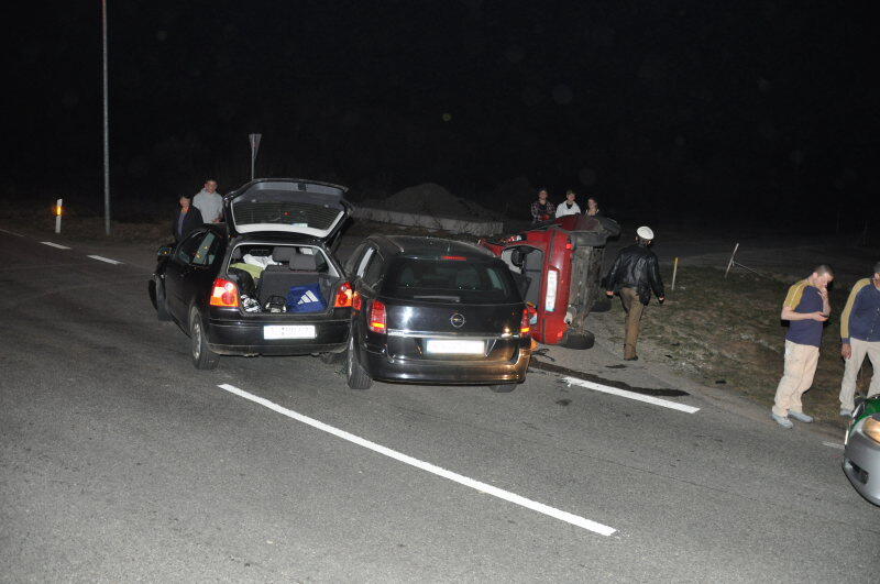 Beim Einfahren in die Kreuzung missachtete ein Fahrer die Vorfahrtsregeln. Sein Auto wurde von zwei weiteren gerammt und durch die Luft geschleudert.