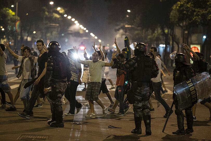 Knapp ein Jahr vor der Fußball-WM in Brasilien erlebt das Land einen ungeahnten Sturm des Protestes.