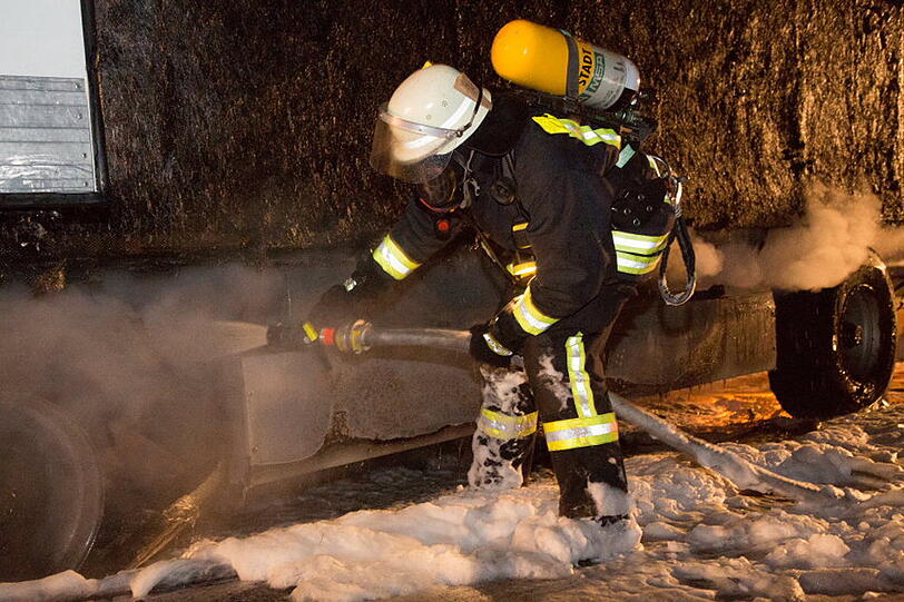 Die Feuerwehr musste einen brennenden Fleischanhänger mit Schaum löschen. Hier die Bilder vom Brand.