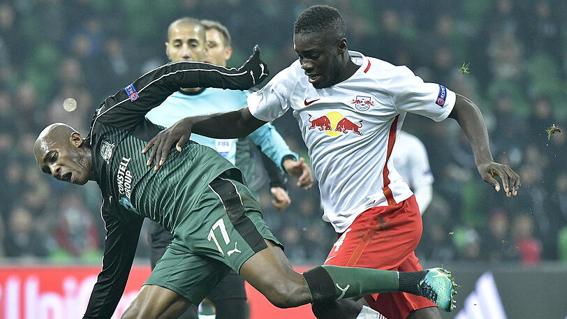 Europa League am 24. November: Der Salzburger Dayot Upamecano (rechts) im Duell mit Charles Kabore vom FC Krasnodar.