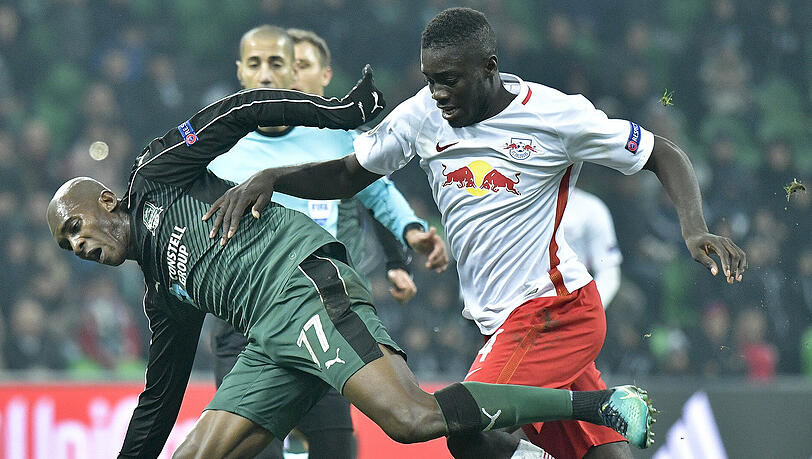 Europa League am 24. November: Der Salzburger Dayot Upamecano (rechts) im Duell mit Charles Kabore vom FC Krasnodar. Europa League am 24. November: Der Salzburger Dayot Upamecano (rechts) im Duell mit Charles Kabore vom FC Krasnodar.